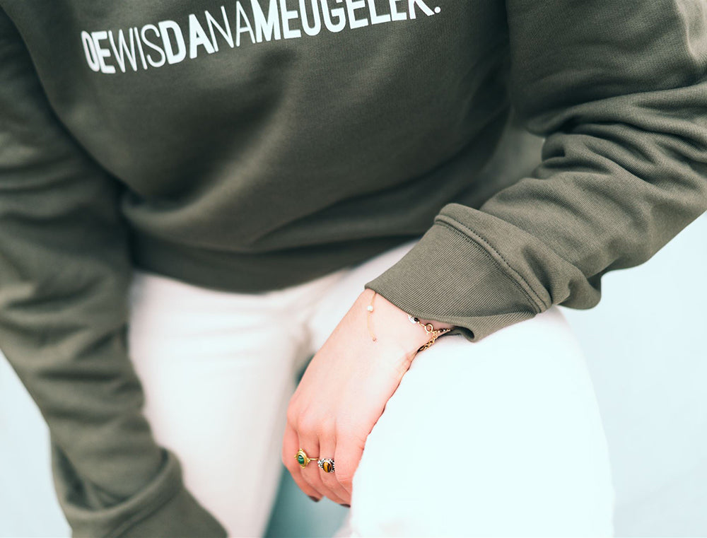 Kaki trui met opdruk OEWISDANAMEUGELEK.