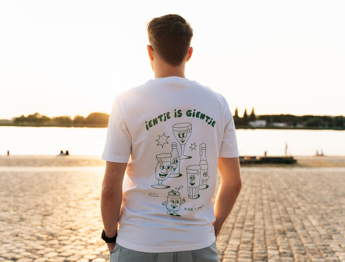 Man met een witte T-shirt met een tekening van Jango Jim 'Ientje is gientje'.