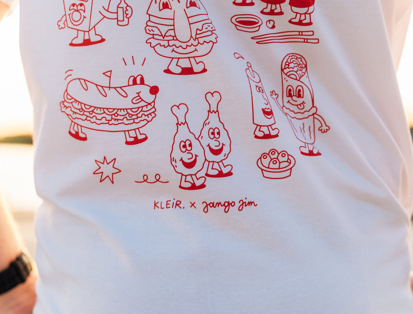 Close-up van een witte T-shirt met een tekening van Jango Jim 'Kem een oengerke'.