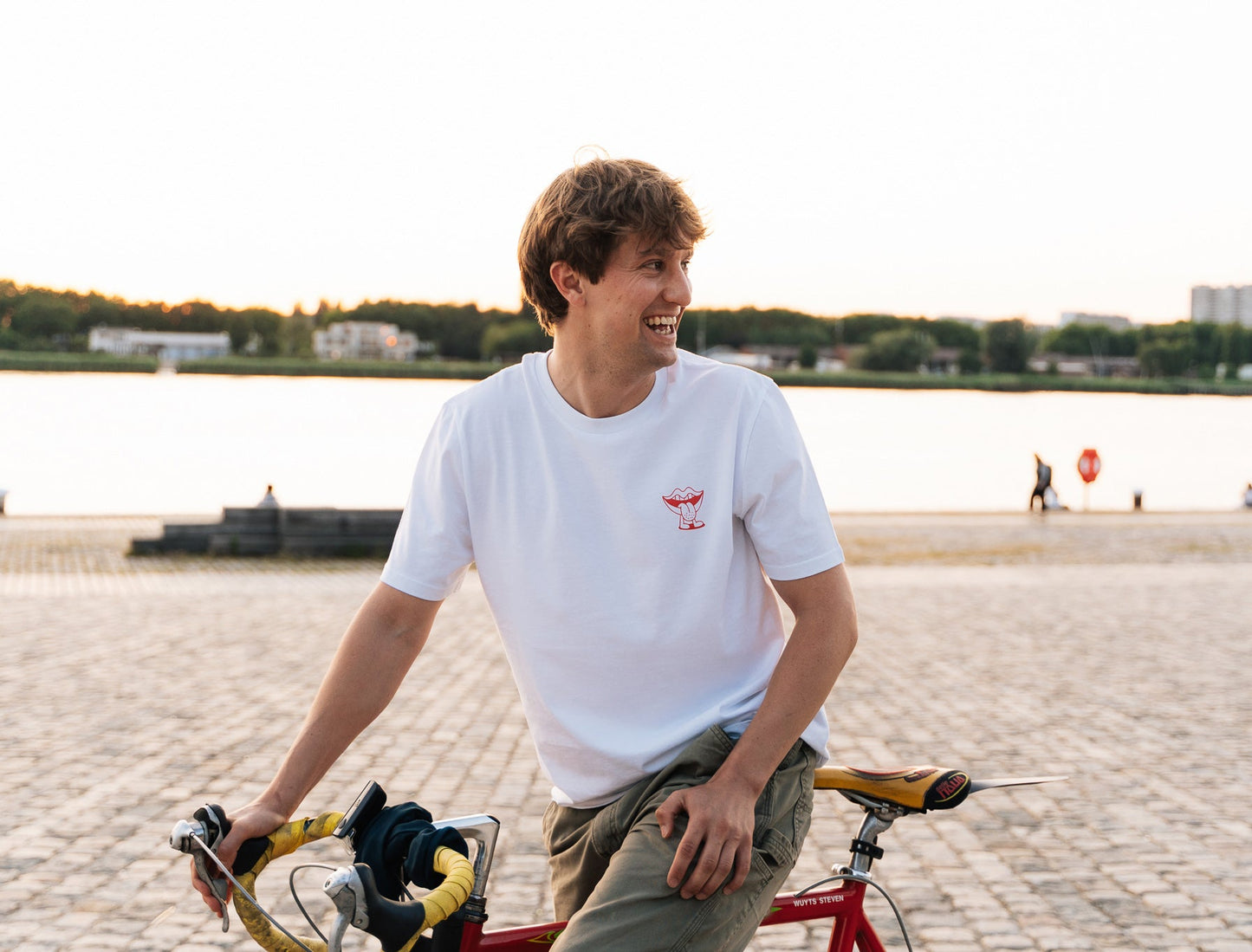 Man met een witte T-shirt met een tekening van Jango Jim 'Kem een oengerke'.