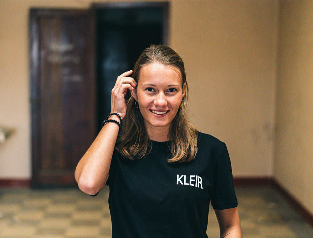 Zwarte T-shirt met opdruk KLEIR.