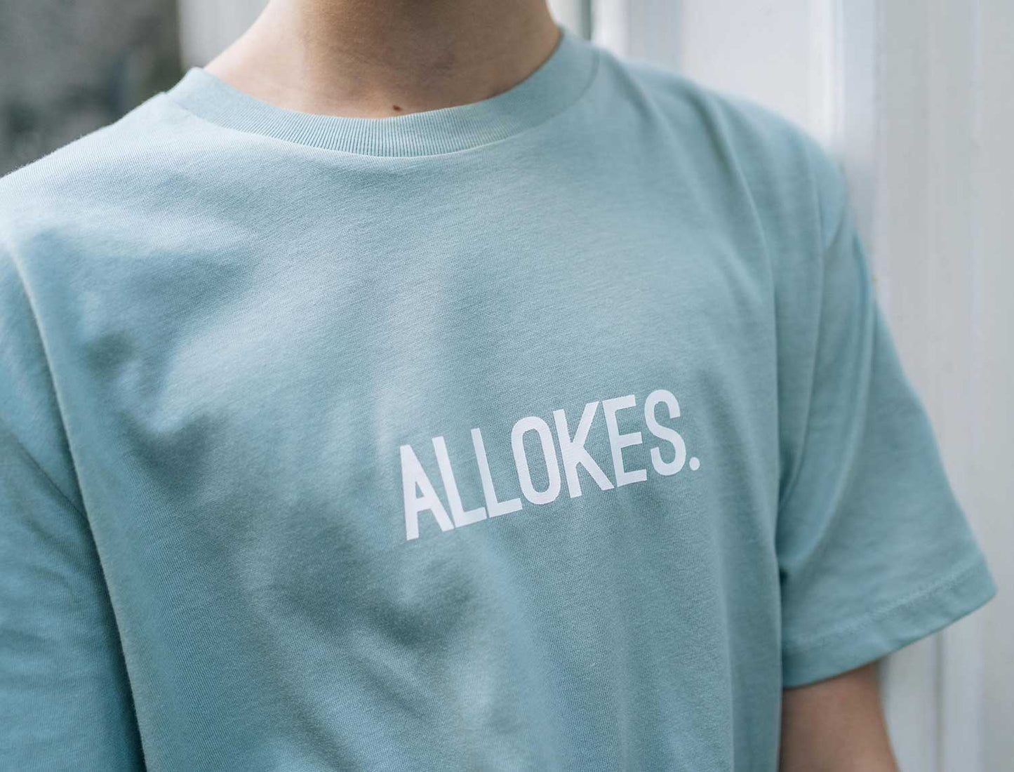 Close-up lichtgroene T-shirt met opdruk ALLOKES.