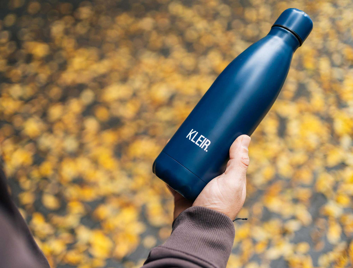 Achterkant van een donkerblauwe drinkfles met het logo van KLEIR.