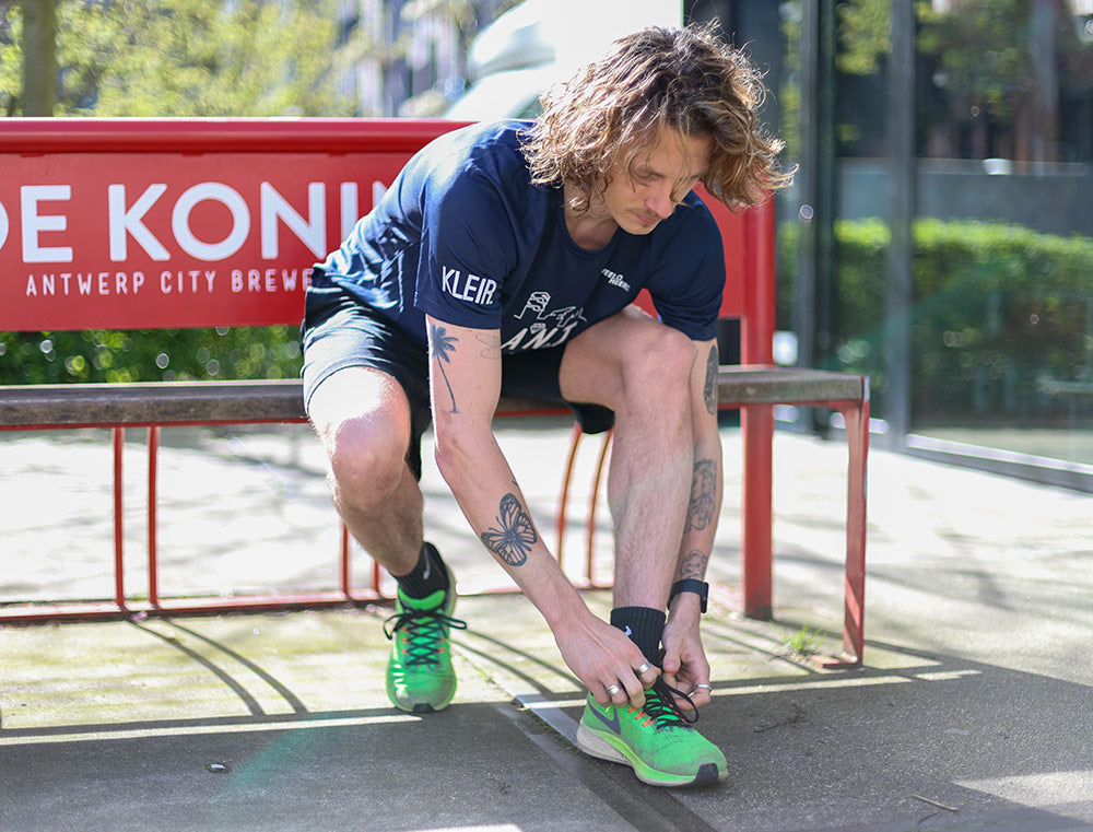 Man met een blauwe loopshirt.
