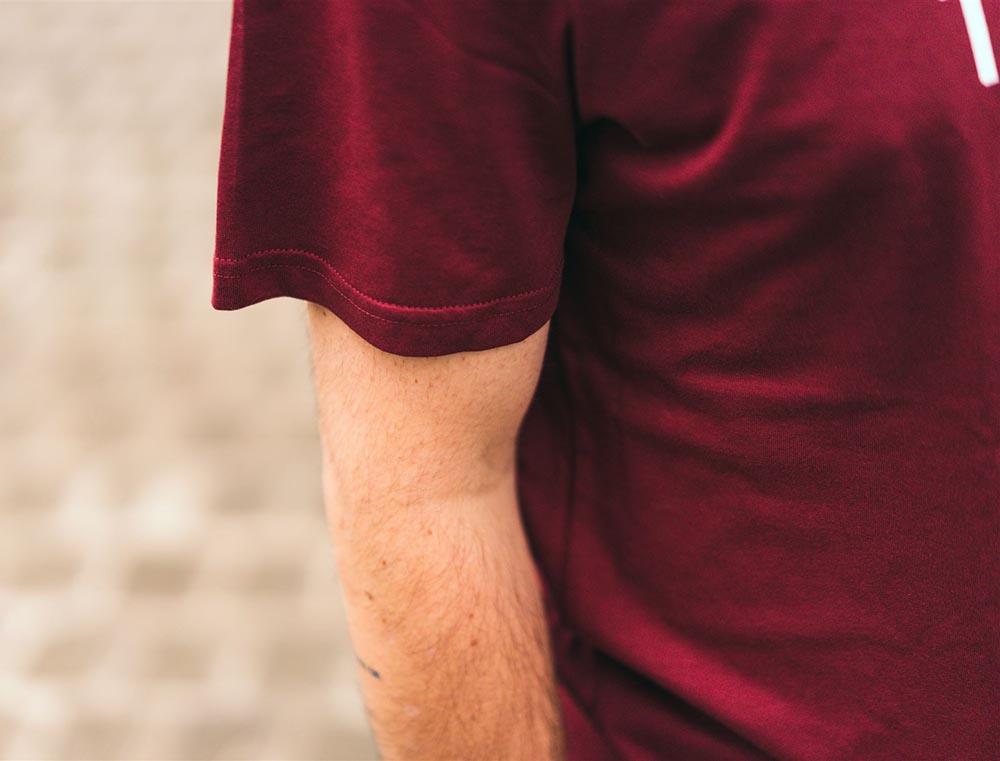Close-up van bordeaux T-shirt met opdruk TOETERNITOE.