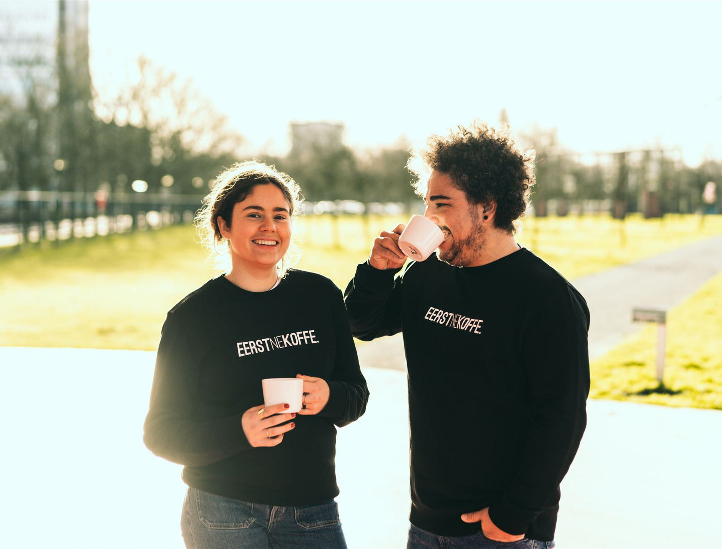 Een man en een vrouw met een zwarte trui met opdruk EERSTNEKOFFE.