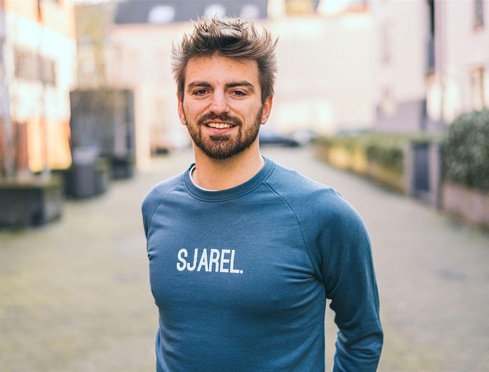 Man met trui met opdruk SJAREL.