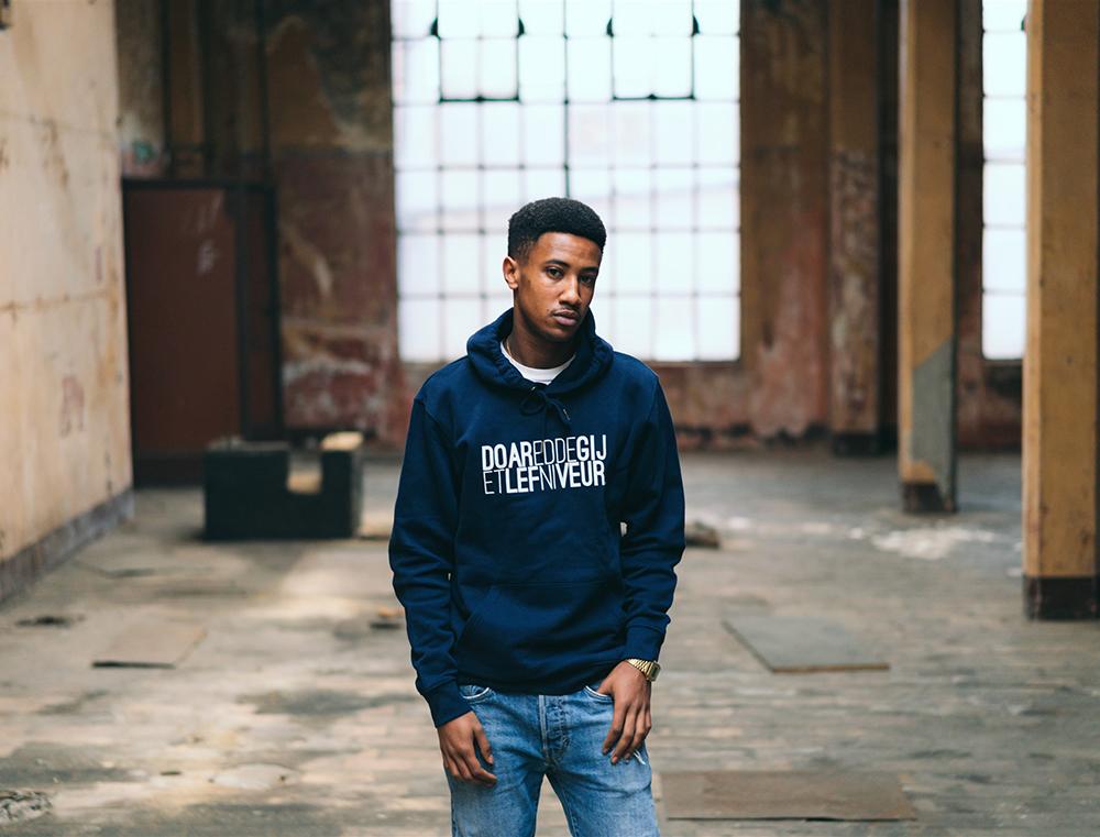 Blauwe hoodie met opdruk DOAREDDEGIJETLEFNIVEUR