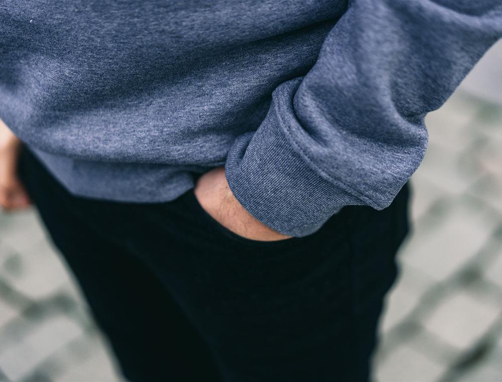 Close-up van een mouw van een blauw-grijze-trui.