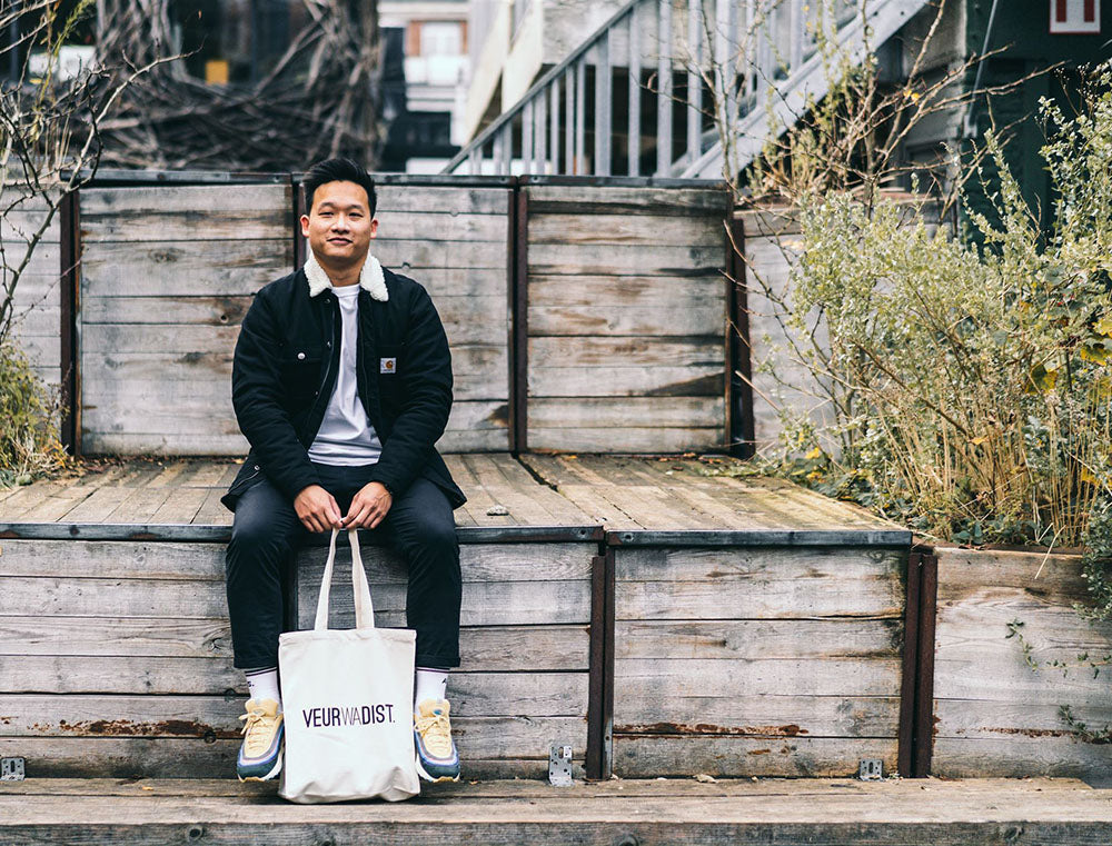 Man met totebag met opdruk VEURWADIST.