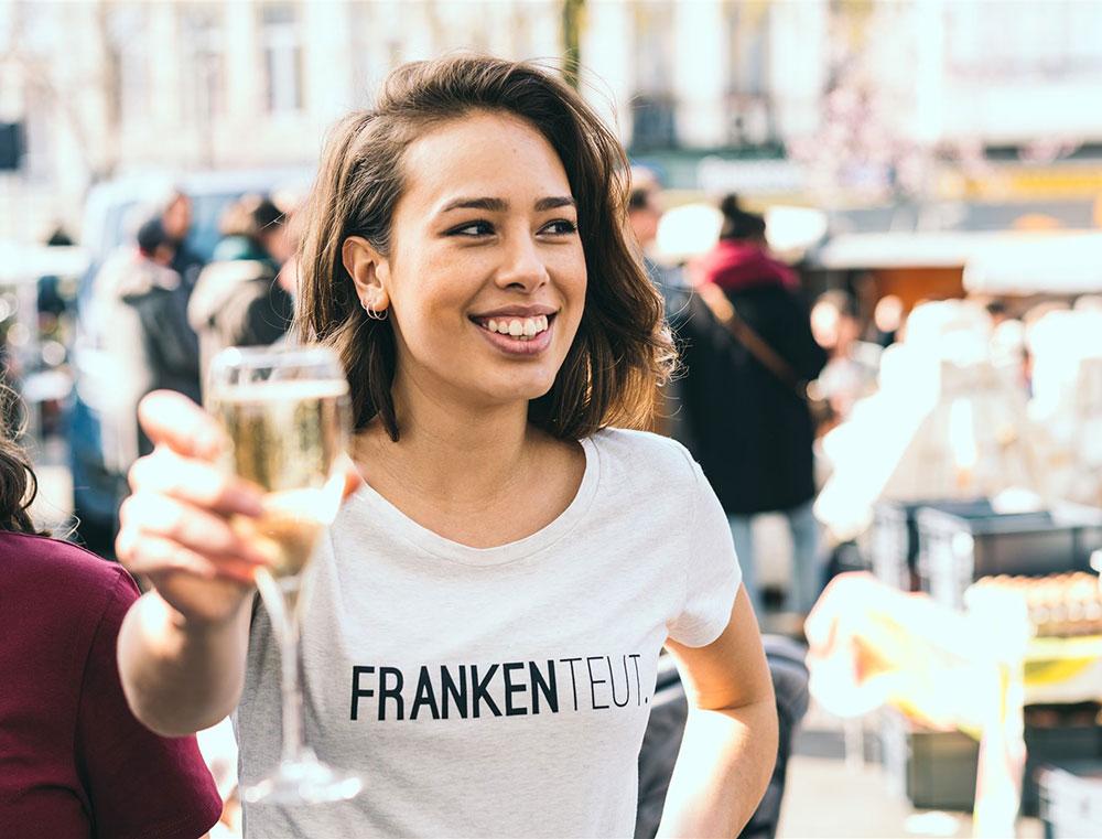 Vrouw met T-shirt met opdruk FRANKENTEUT.
