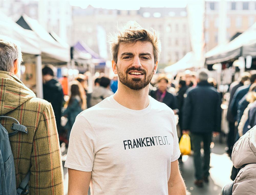 Man met lichtgrijze T-shirt met opdruk FRANKENTEUT.