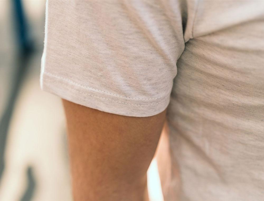 Close-up van lichtgrijze T-shirt.
