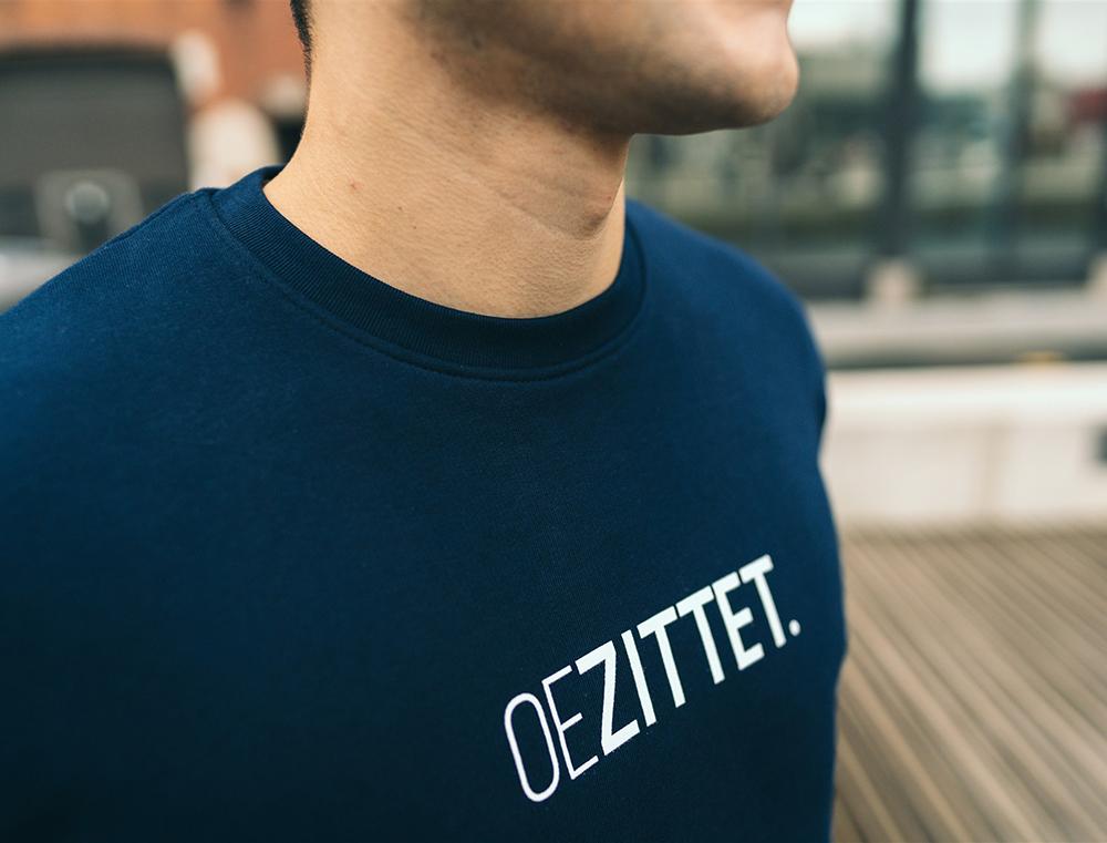 Blauwe trui met opdruk OEZITTET