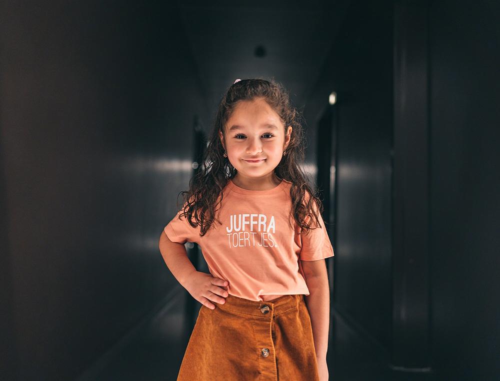 Roze T-shirt met opdruk JUFFRA TOERTJES.