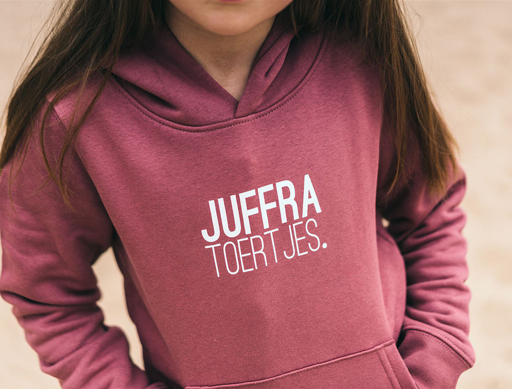 Meisje met bordeaux hoodie met opdruk JUFFRA TOERTJES.