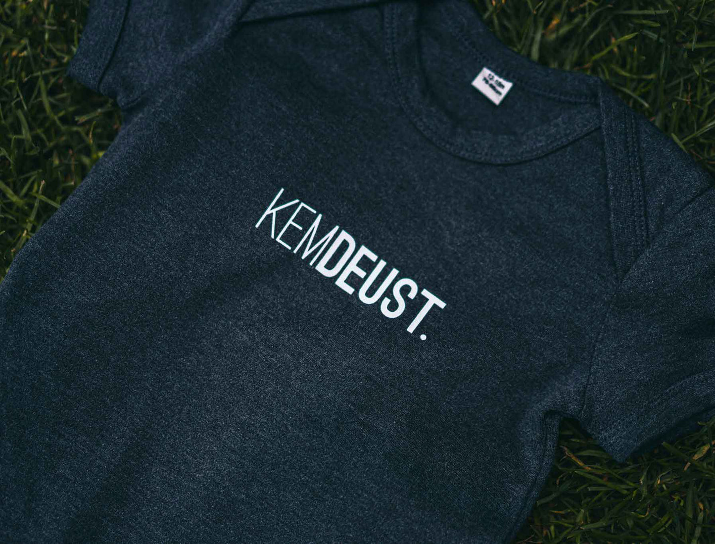 KEMDEUST. Baby body donkergrijs voorkant
