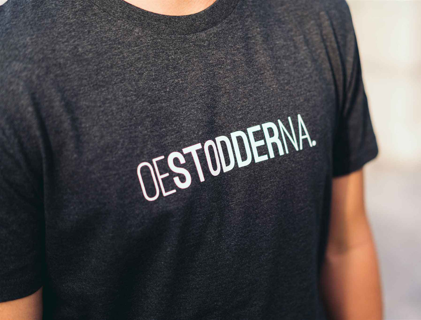 OESTODDERNA. Donkergrijze unisex T-shirt voor volwassenen
