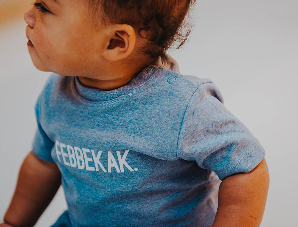 Jongen met baby T-shirt met opdruk FEBBEKAK.
