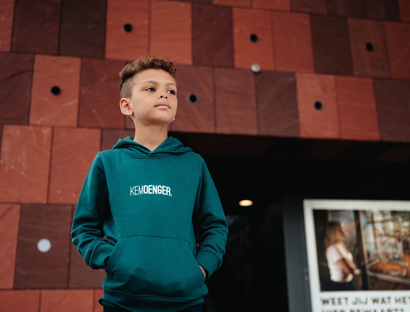 Jongen met een groene hoodie voor kinderen met opdruk KEMOENGER.