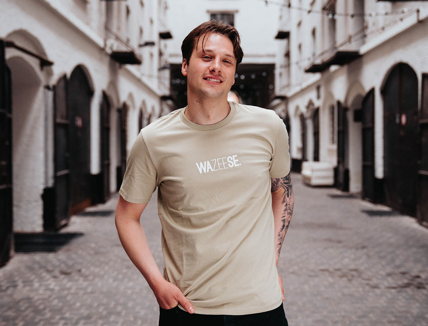Man met T-shirt met opdruk WAZEESE.