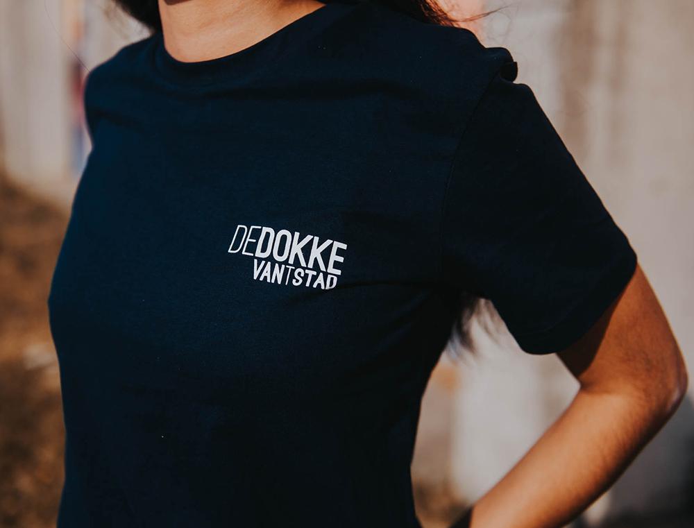 Blauwe T-shirt met opdruk DEDOKKEVANTSTAD.