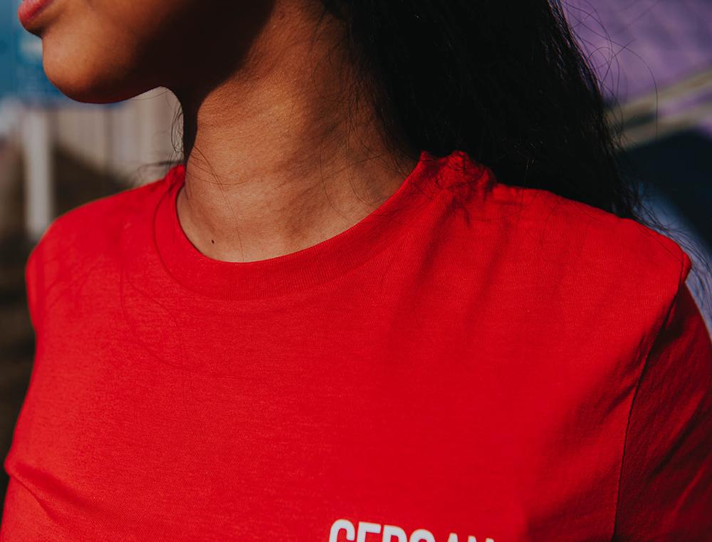 Close-up van rode T-shirt.