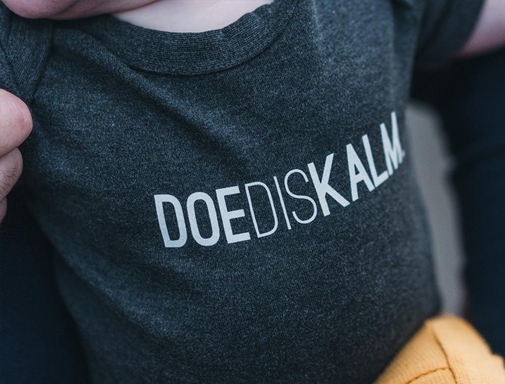 Rompertje DOEDISKALM. baby's kruippakje donkergrijs KLEIR.