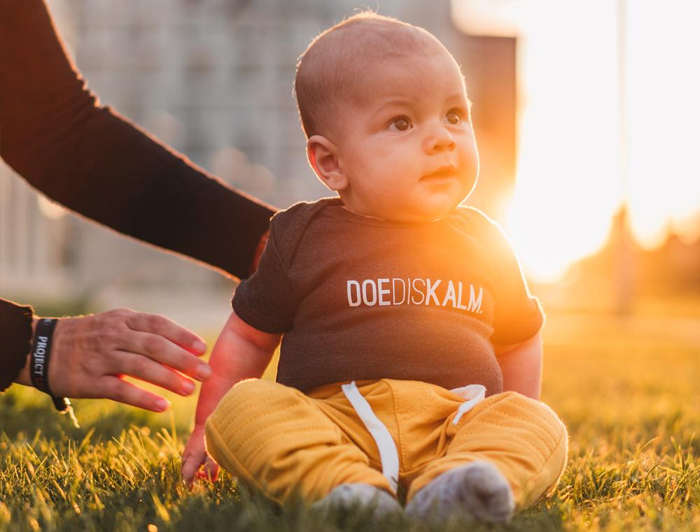 Rompertje DOEDISKALM. baby's kruippakje donkergrijs KLEIR.