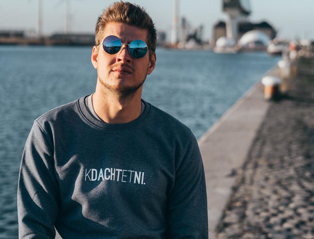 KDACHTETNI. grijs-blauwe trui unisex KLEIR.