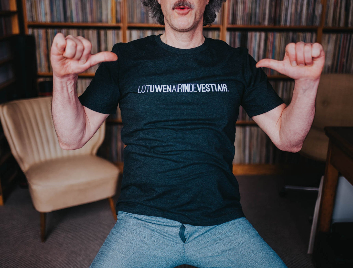 Grijze T-shirt met opdruk LOTUWENAIRINDEVESTIAIR.