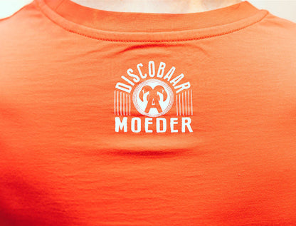 Close-up van logo Discobaar A Moeder op achterkant van rode T-shirt 