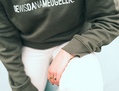 Kaki trui met opdruk OEWISDANAMEUGELEK.