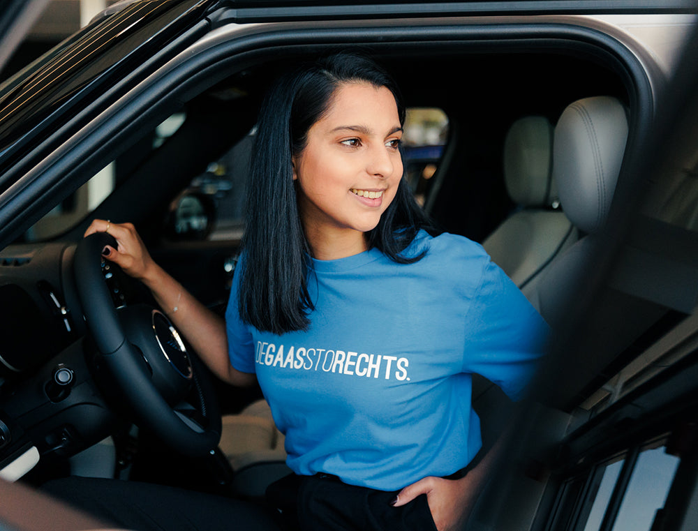 Blauwe T-shirt met opdruk DEGAASSTORECHTS.