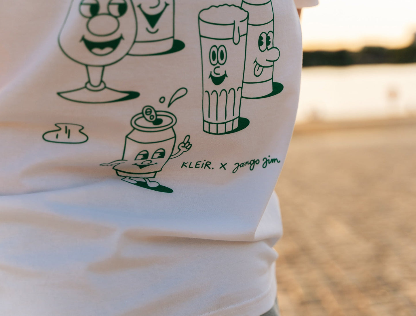 Close-up van een witte T-shirt met een tekening van Jango Jim 'Ientje is gientje'.
