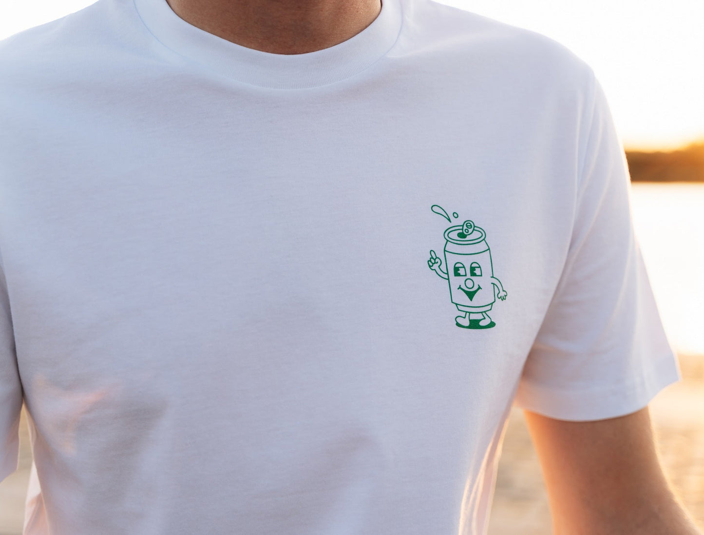 Close-up van een witte T-shirt met de tekening van een blikje