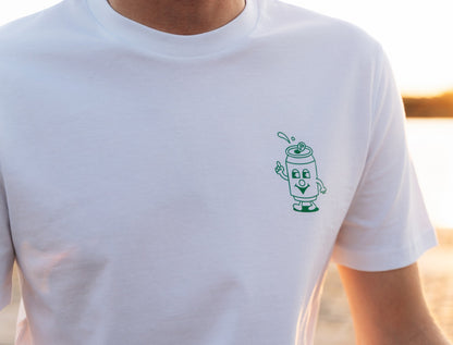 Close-up van een witte T-shirt met de tekening van een blikje