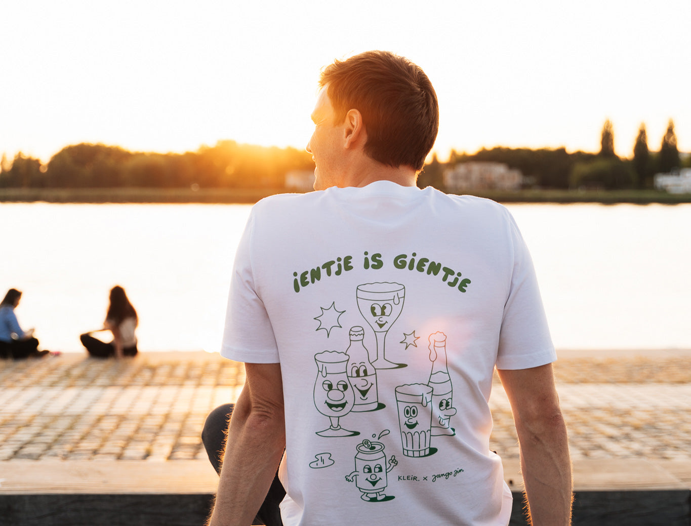 Man met een witte T-shirt met een tekening van Jango Jim 'Ientje is gientje'.