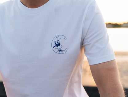 Close-up van een witte T-shirt met een tekening van Jango Jim 'Janneke maan'