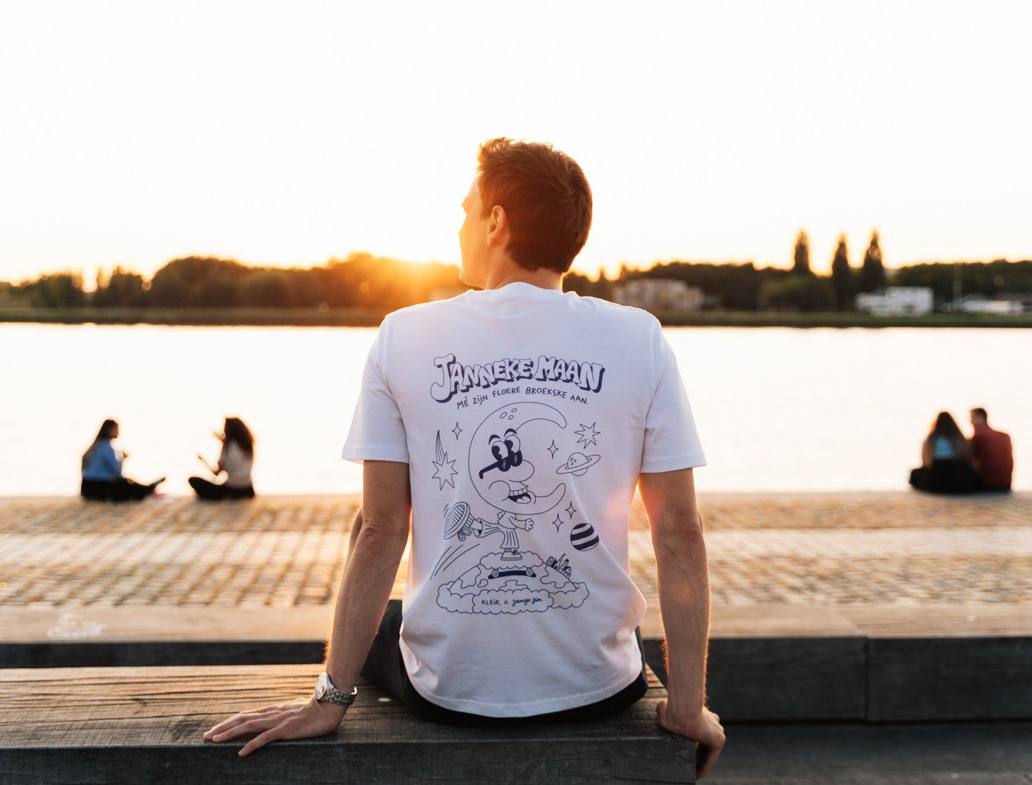 Man met een witte T-shirt met een tekening van Jango Jim 'Janneke maan'