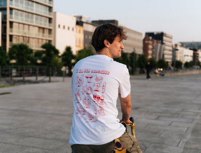 Man met een witte T-shirt met een tekening van Jango Jim 'Kem een oengerke'.