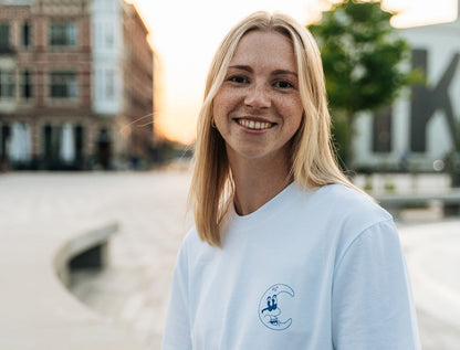 Vrouw met een close-up van een witte T-shirt met een tekening van Jango Jim 'Janneke maan'