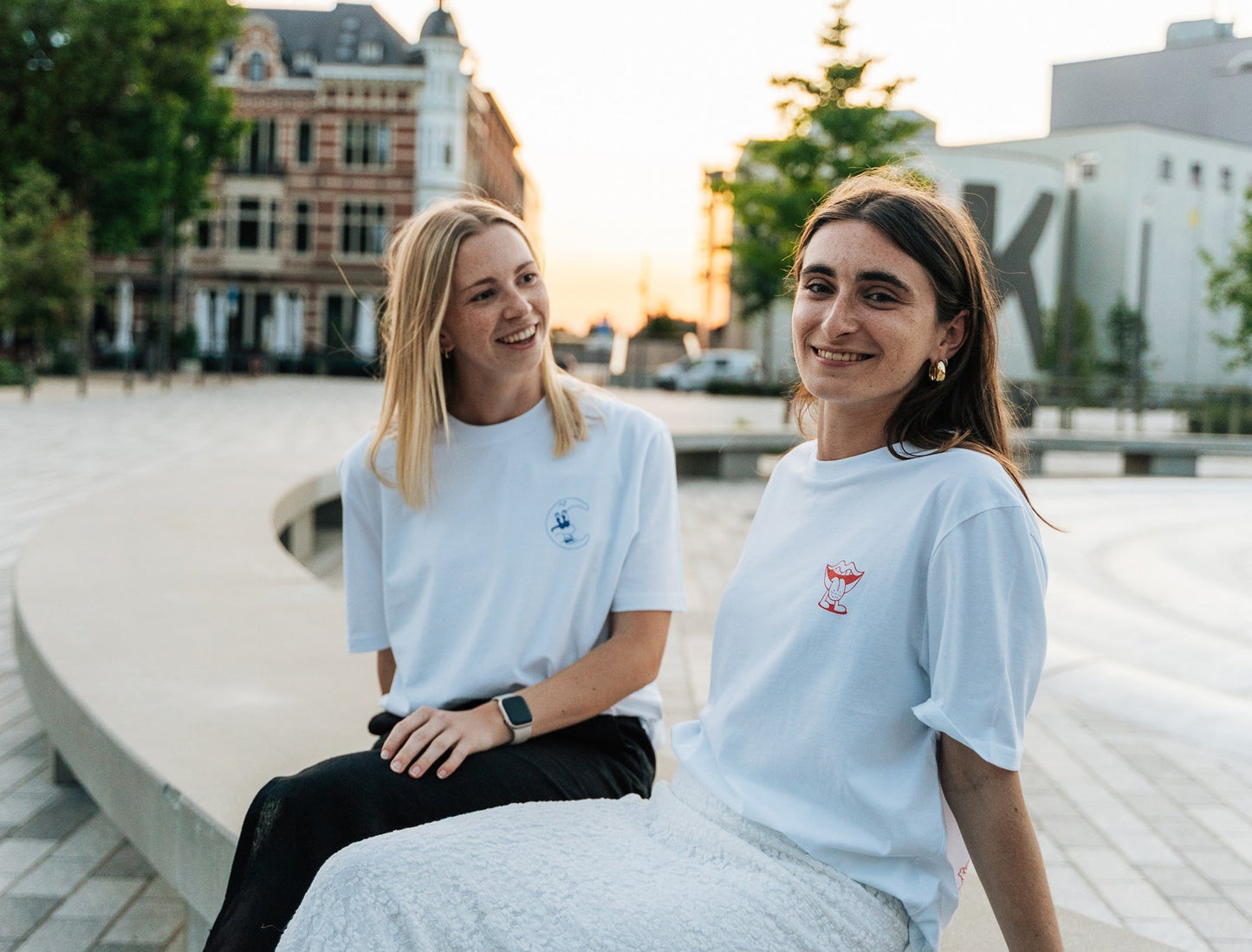 Een vrouw met een witte T-shirt met een tekening van Jango Jim 'Kem een oengerke'.