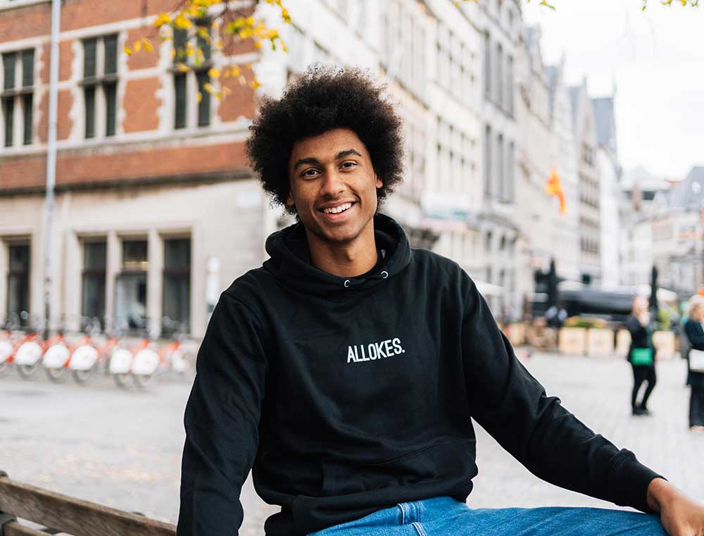Man met zwarte hoodie met opdruk ALLOKES.