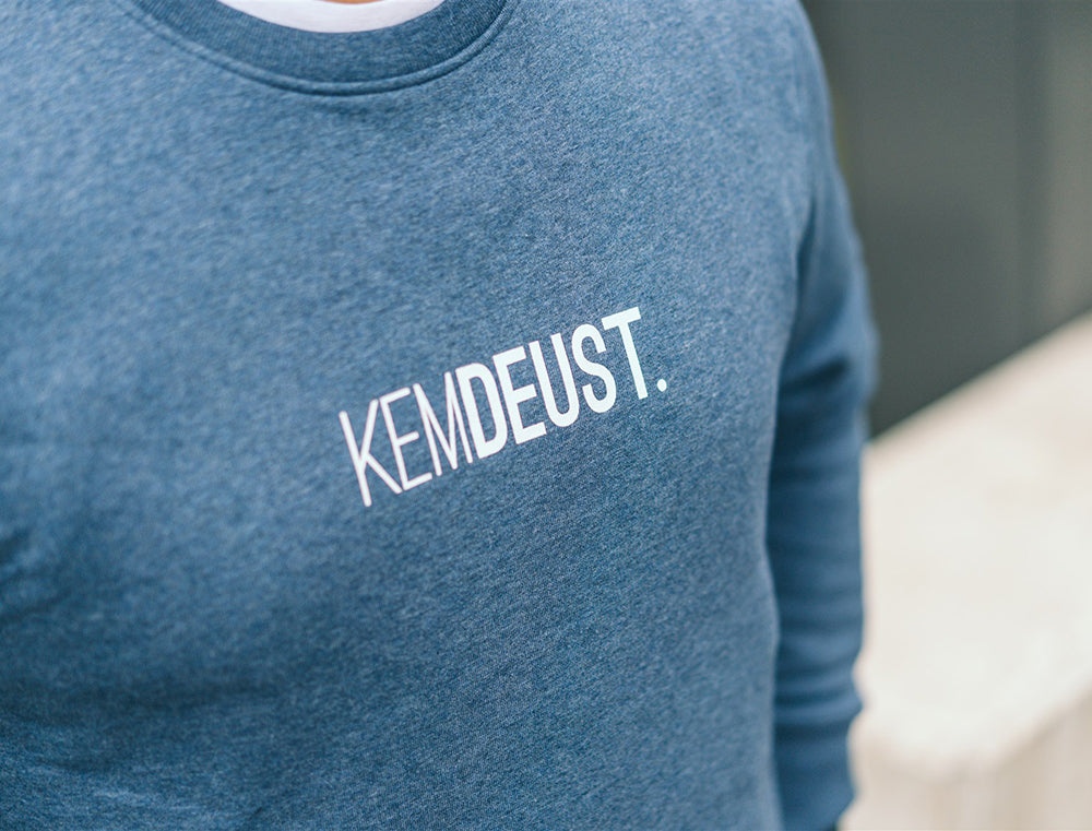 Close-up van blauwe trui KEMDEUST
