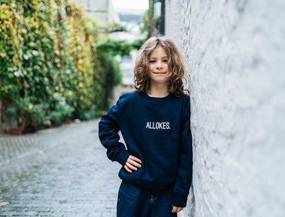 Jongen met een donkerblauwe sweater met opdruk ALLOKES. voor kinderen