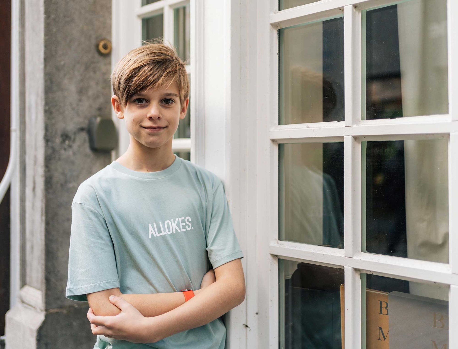 jongen met lichtgroene groene T-shirt met opdruk ALLOKES.