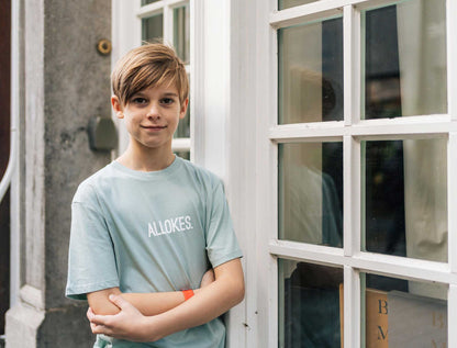 jongen met lichtgroene groene T-shirt met opdruk ALLOKES.