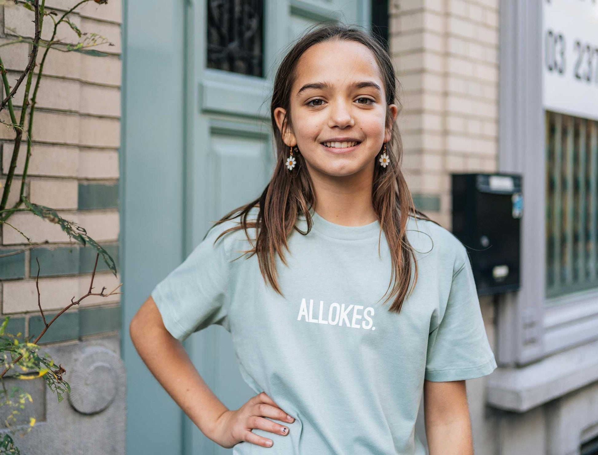 meisje met lichtgroene T-shirt met opdruk ALLOKES.