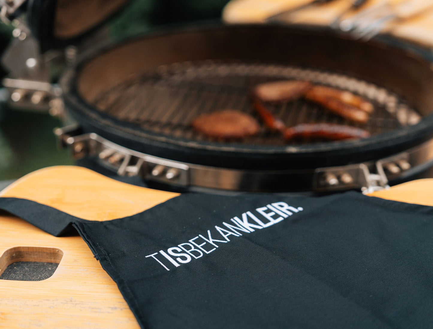 BBQ-schort • Keukenschort • TISBEKANKLEIR. • Zwart
